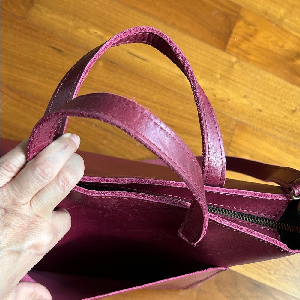 Medium crossbody tote - Picture 7 of 10